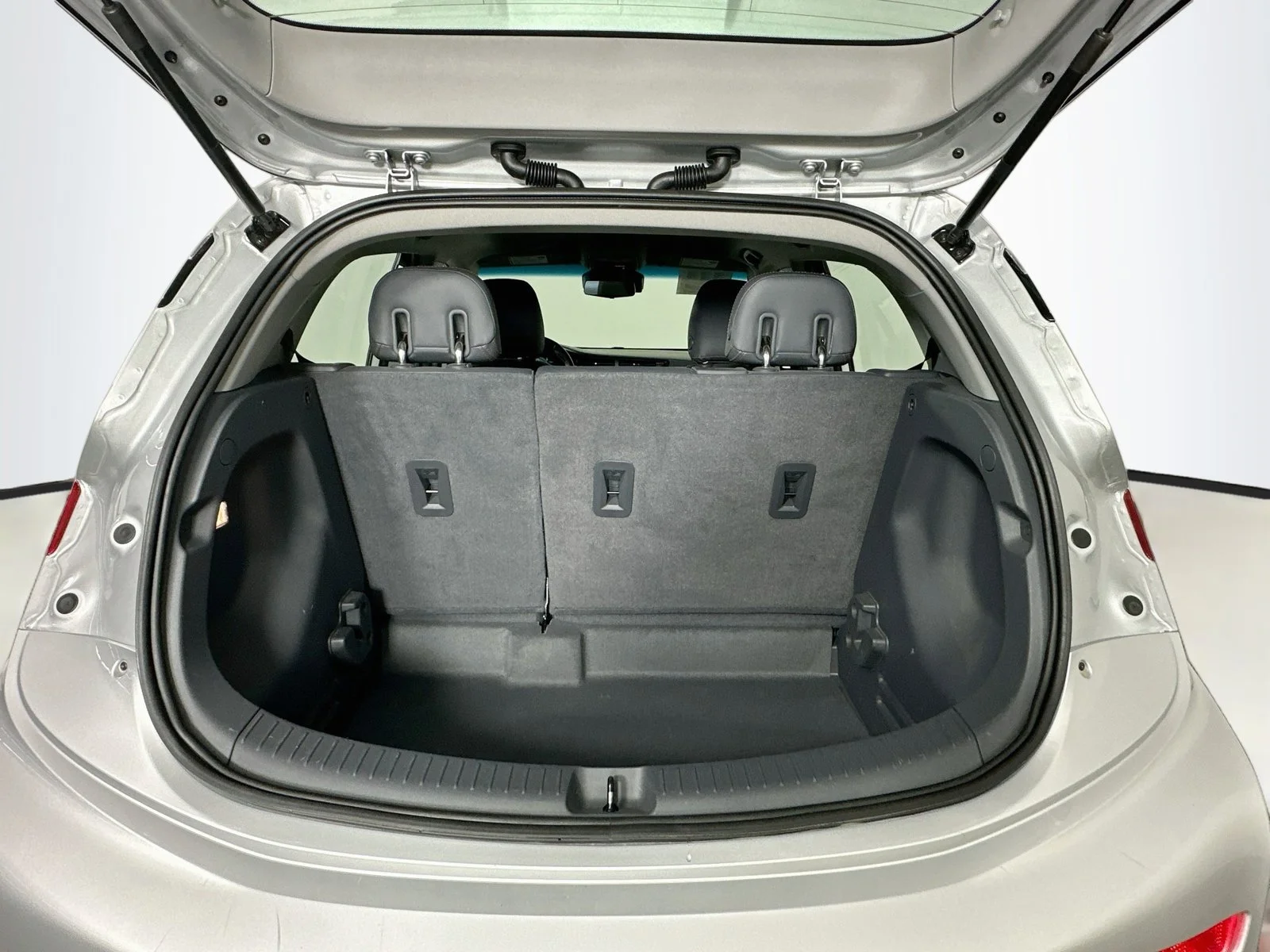 Used 2019 Silver Ice Metallic Chevrolet Premier image 26