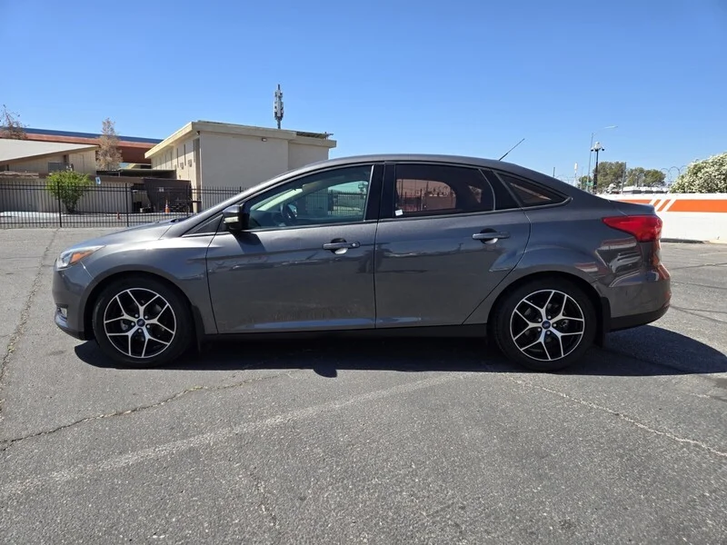 Used 2017 MAGNETIC Ford SE image 2