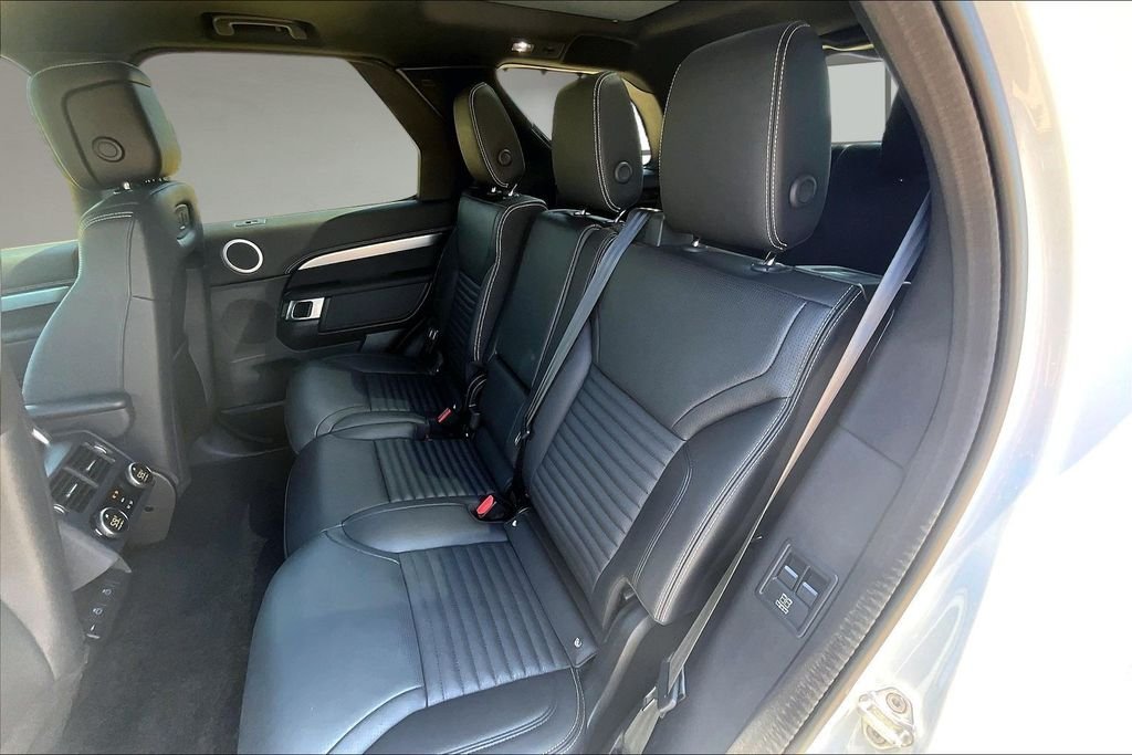Used 2025 White Land Rover Dynamic SE image 27