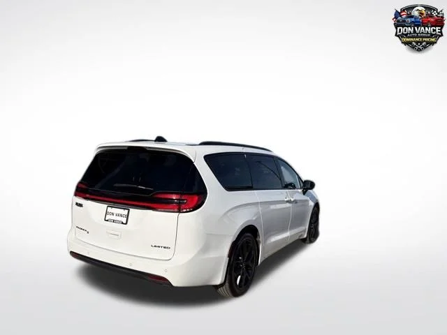 Used 2025 White Chrysler Limited image 5