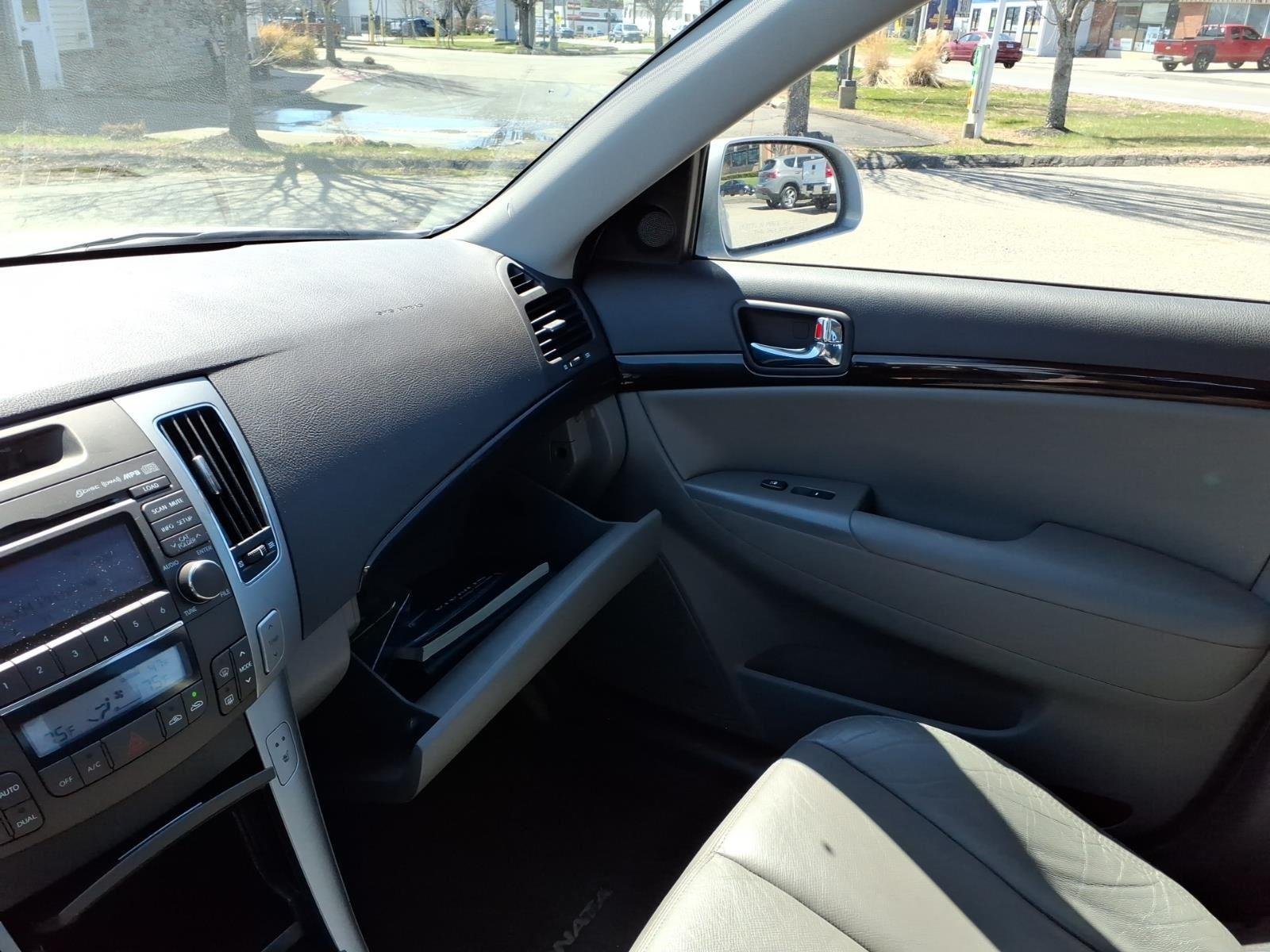 Used 2009 Bright Silver Hyundai Limited image 23