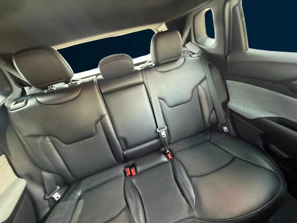 New 2026 White Jeep Latitude image 18