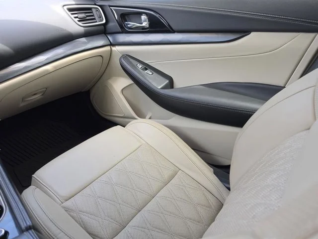 Used 2023 White Nissan Platinum image 23