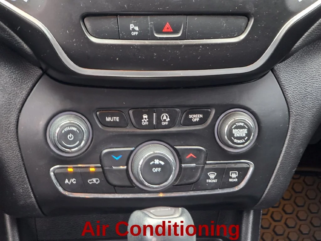 Used 2019 Black Jeep Latitude Plus image 21