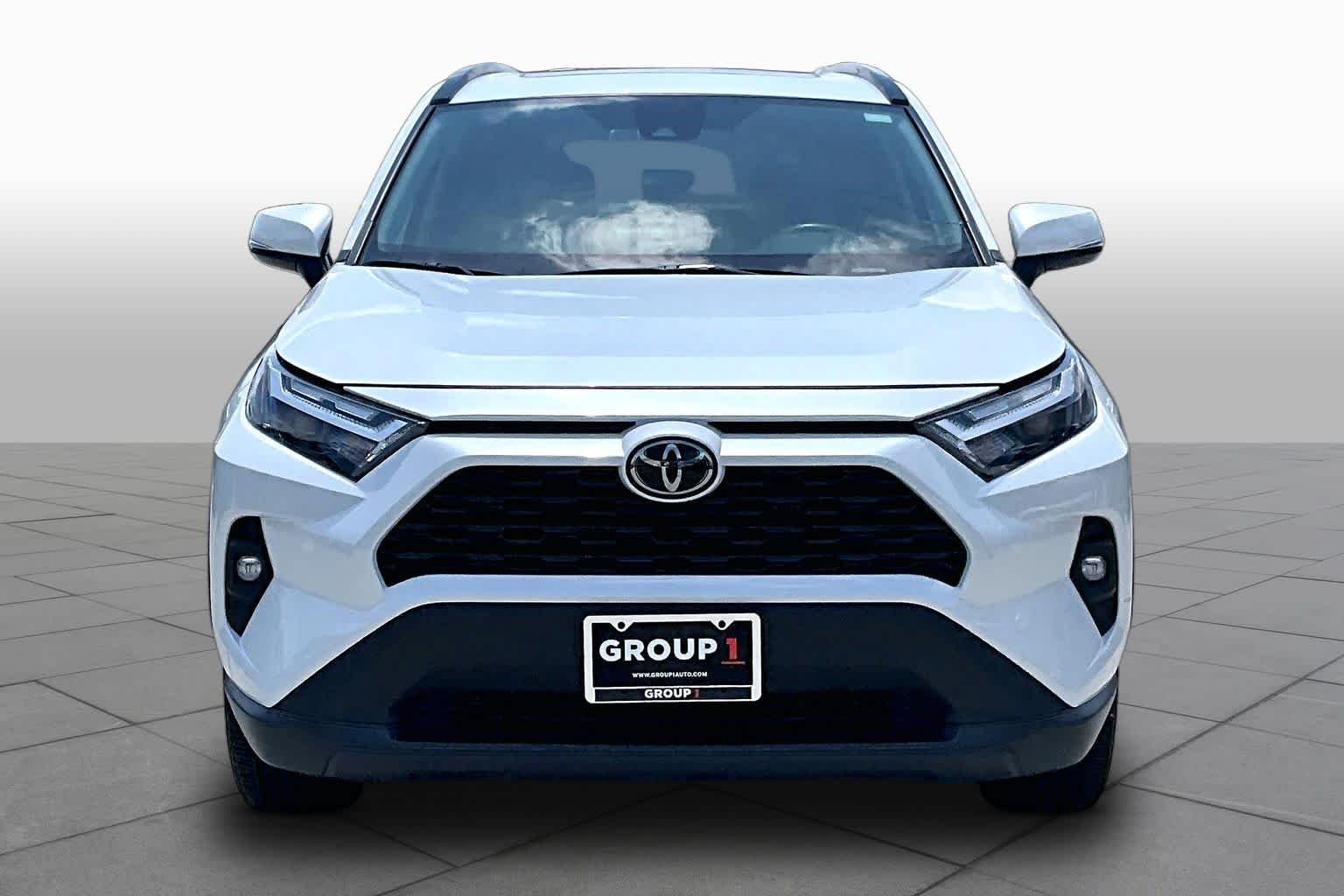Used 2025 Wind Chill Pearl Toyota XLE Premium image 4