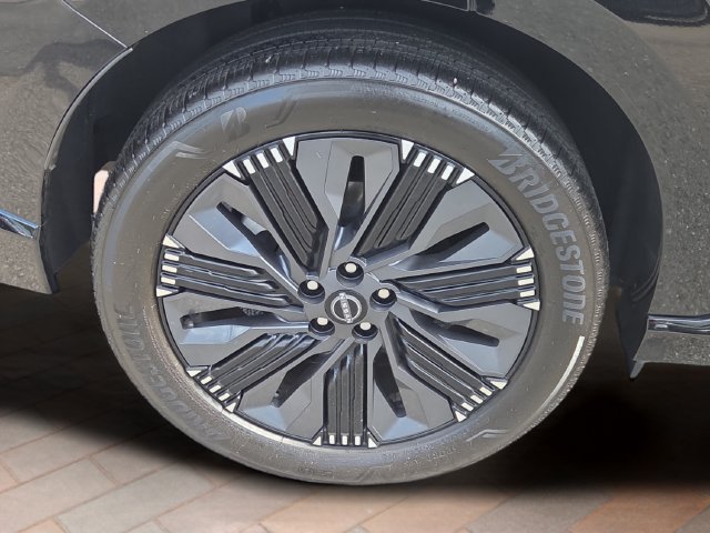 Certified Used 2025 Black Nissan Platinum image 5