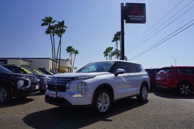 2026 Mitsubishi Outlander ES FWD's photo