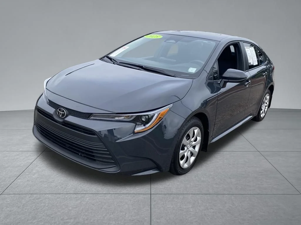 Used 2025  Toyota LE image 2