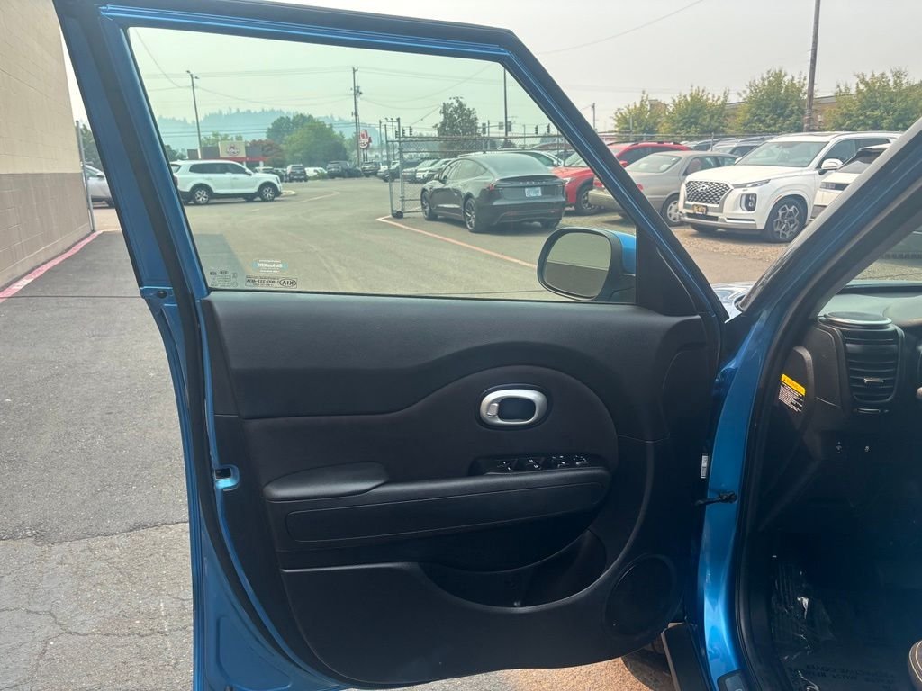 Used 2016 Blue Kia Plus image 16