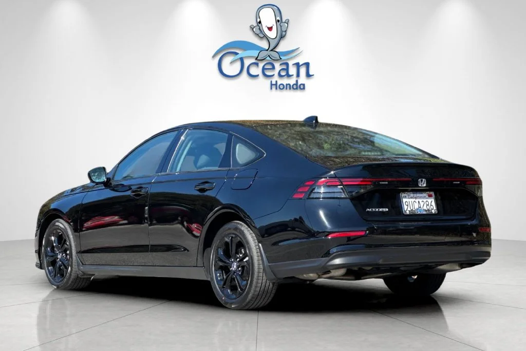 Used 2025 Crystal Black Pearl Honda SE image 6