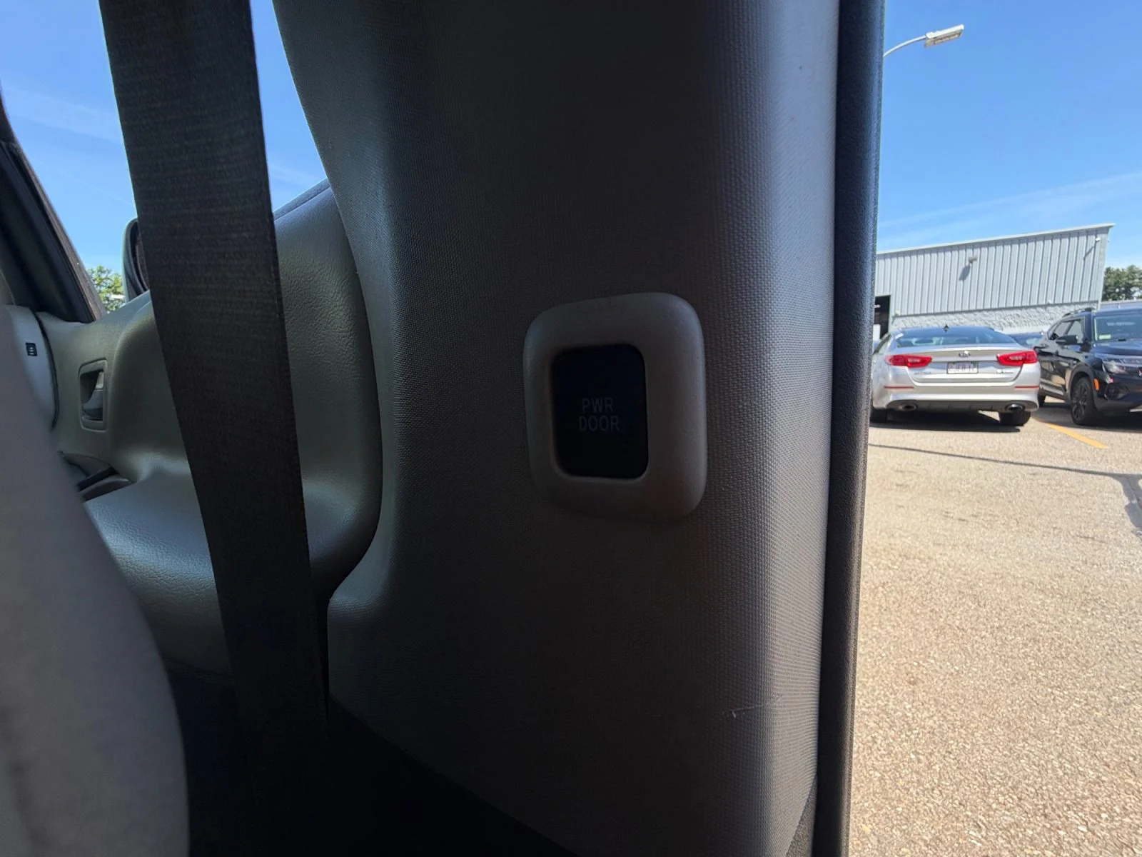 Used 2018 Super White Toyota XLE Premium image 36