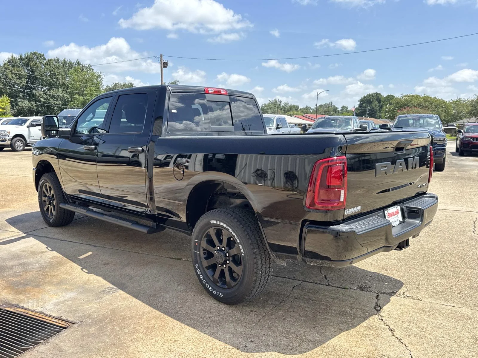 New 2026 Diamond Black Crystal Pearl-Coat Exterior Paint RAM Black Express image 4