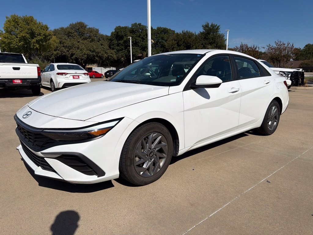 Used 2024 White Hyundai SEL image 1