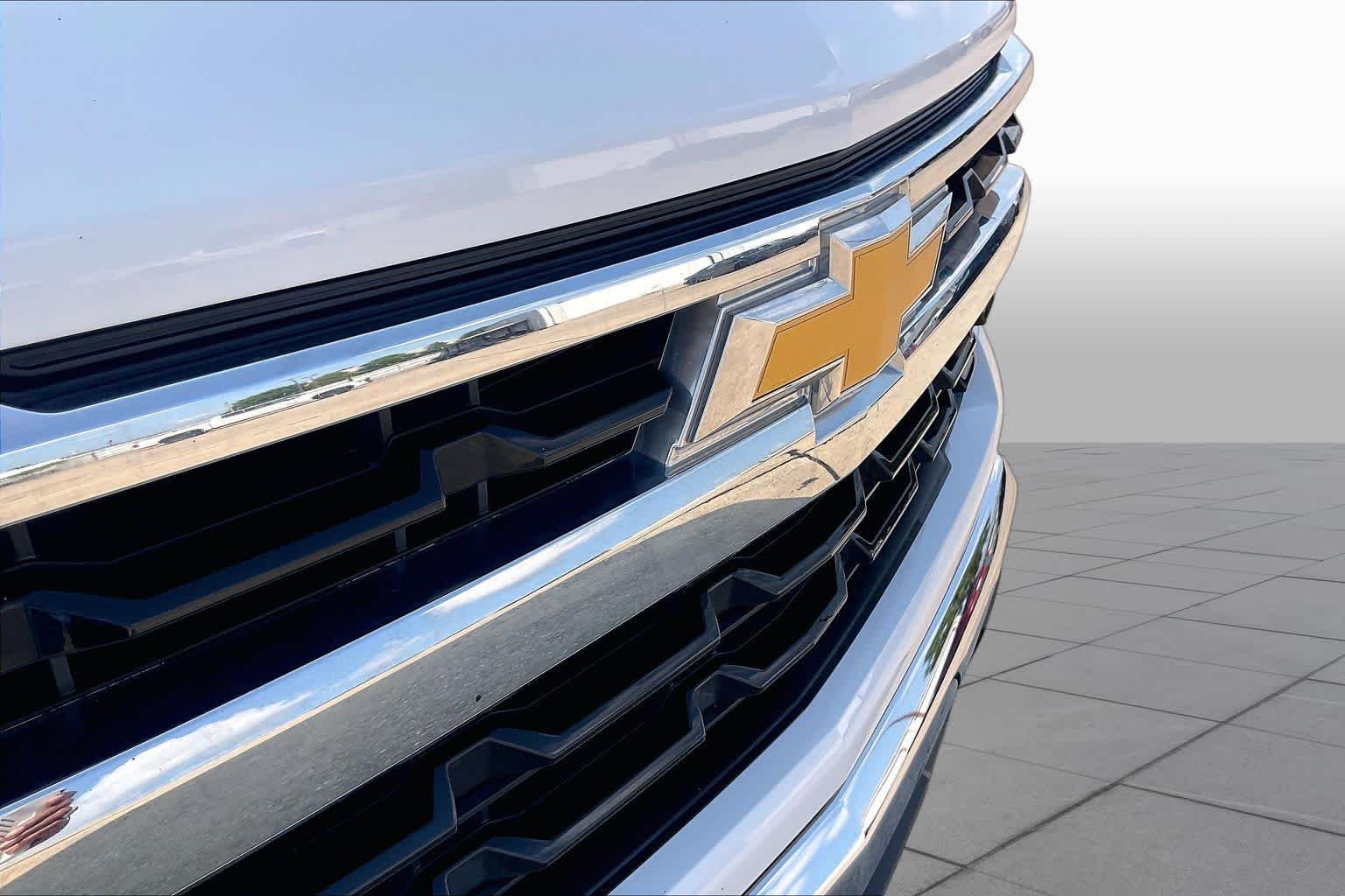 Used 2025 Summit White Chevrolet LT image 27