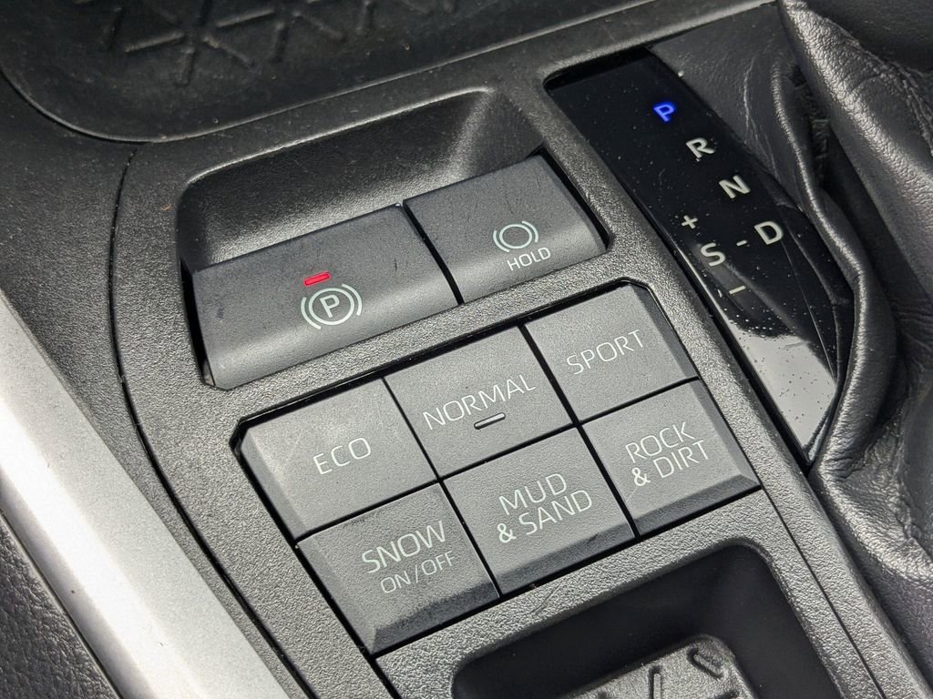 Used 2022  Toyota LE image 25