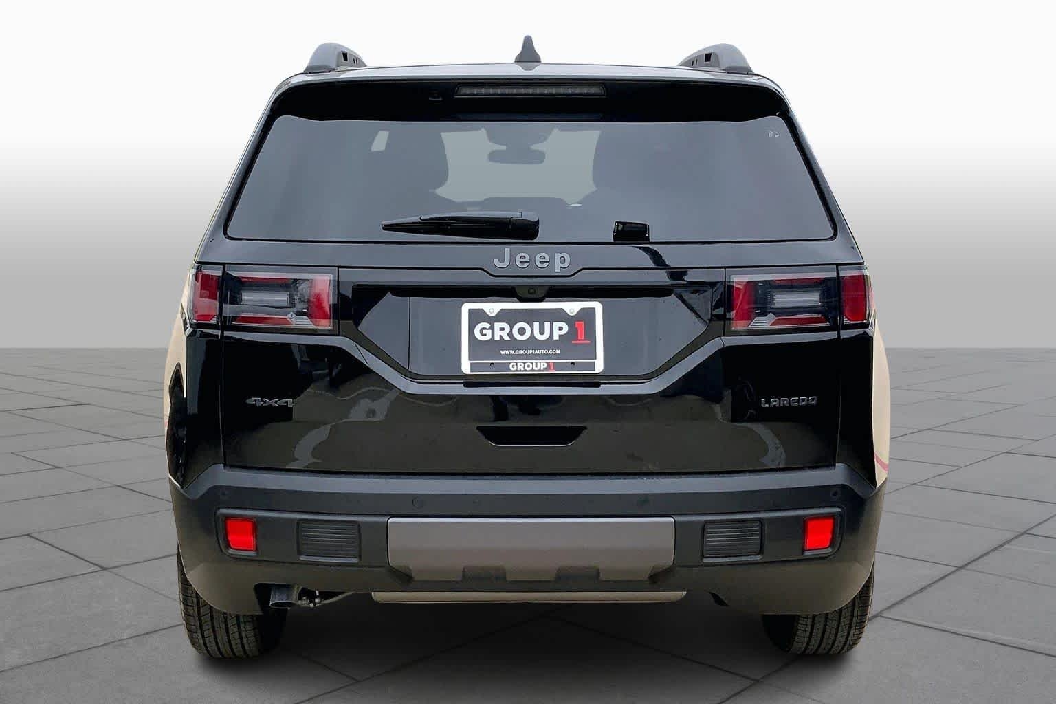 New 2026 Diamond Black Crystal Pearl-Coat Exterior Paint Jeep Laredo image 4