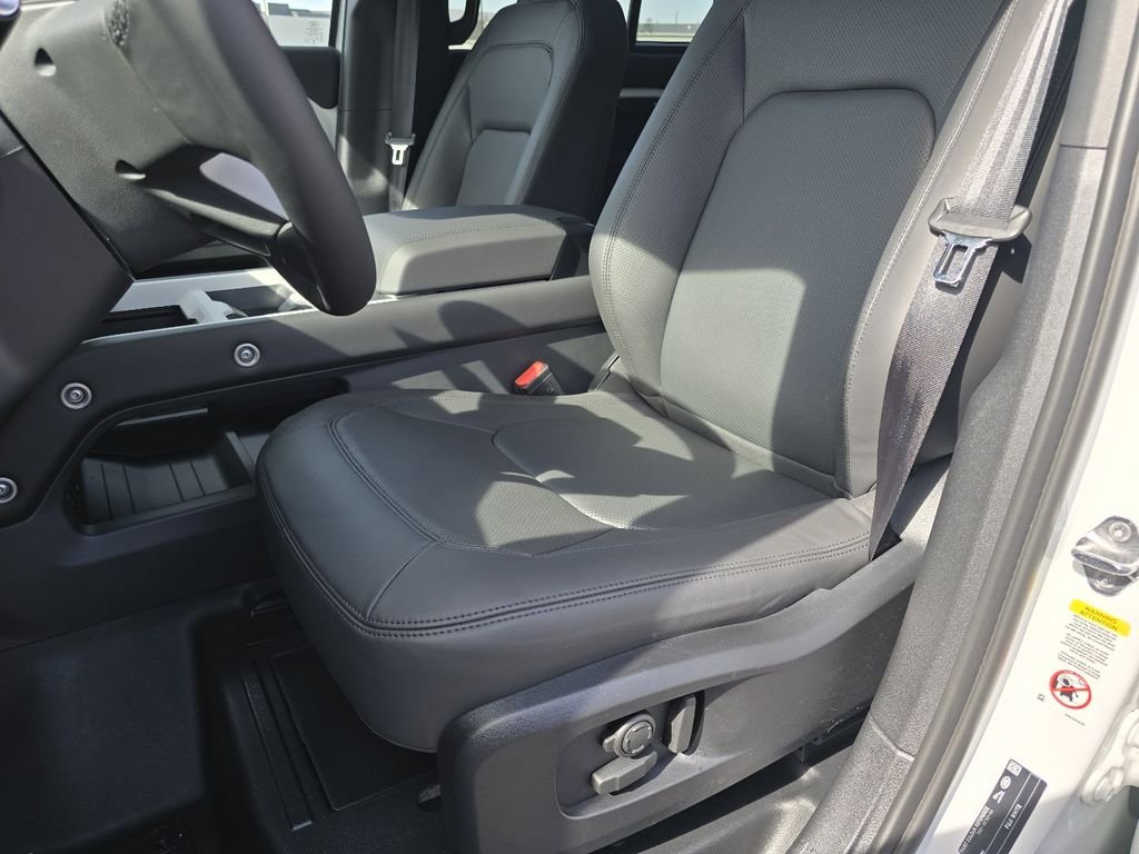New 2026 Fuji White Land Rover X-Dynamic se image 35