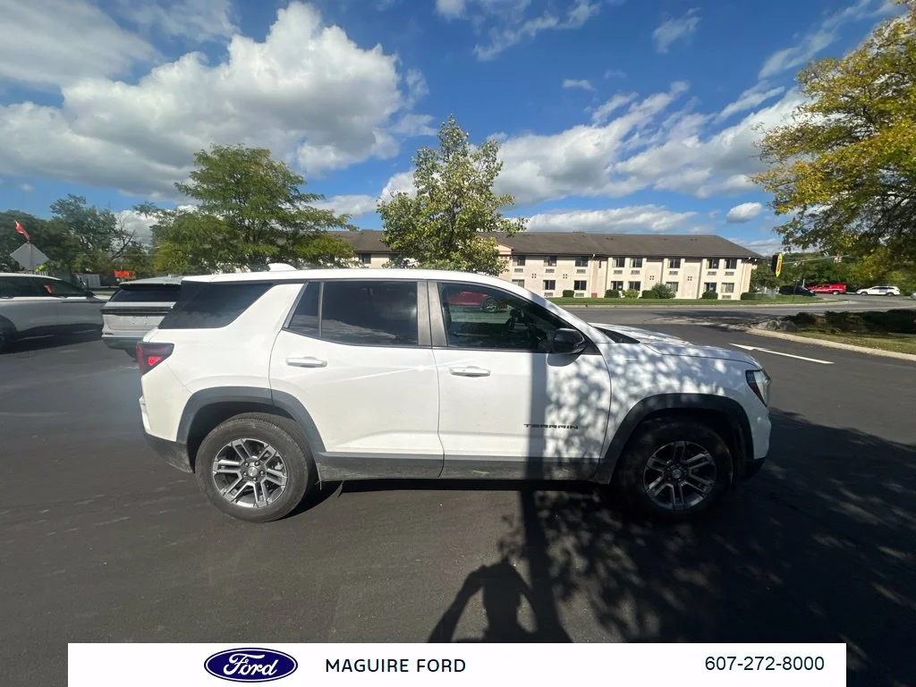 Used 2025 White GMC Elevation image 3