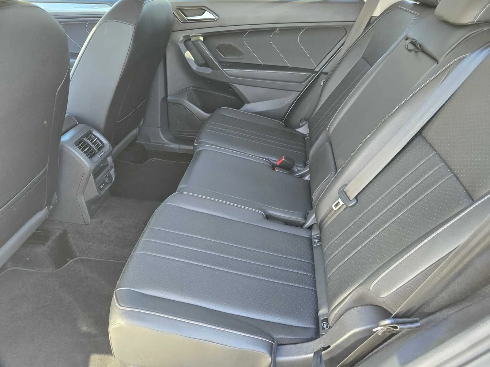 Used 2023  Volkswagen SE image 14