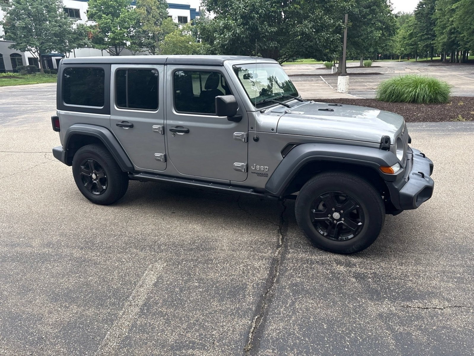 Used 2018 Billet Silver Metallic Clearcoat Jeep Sport S image 19