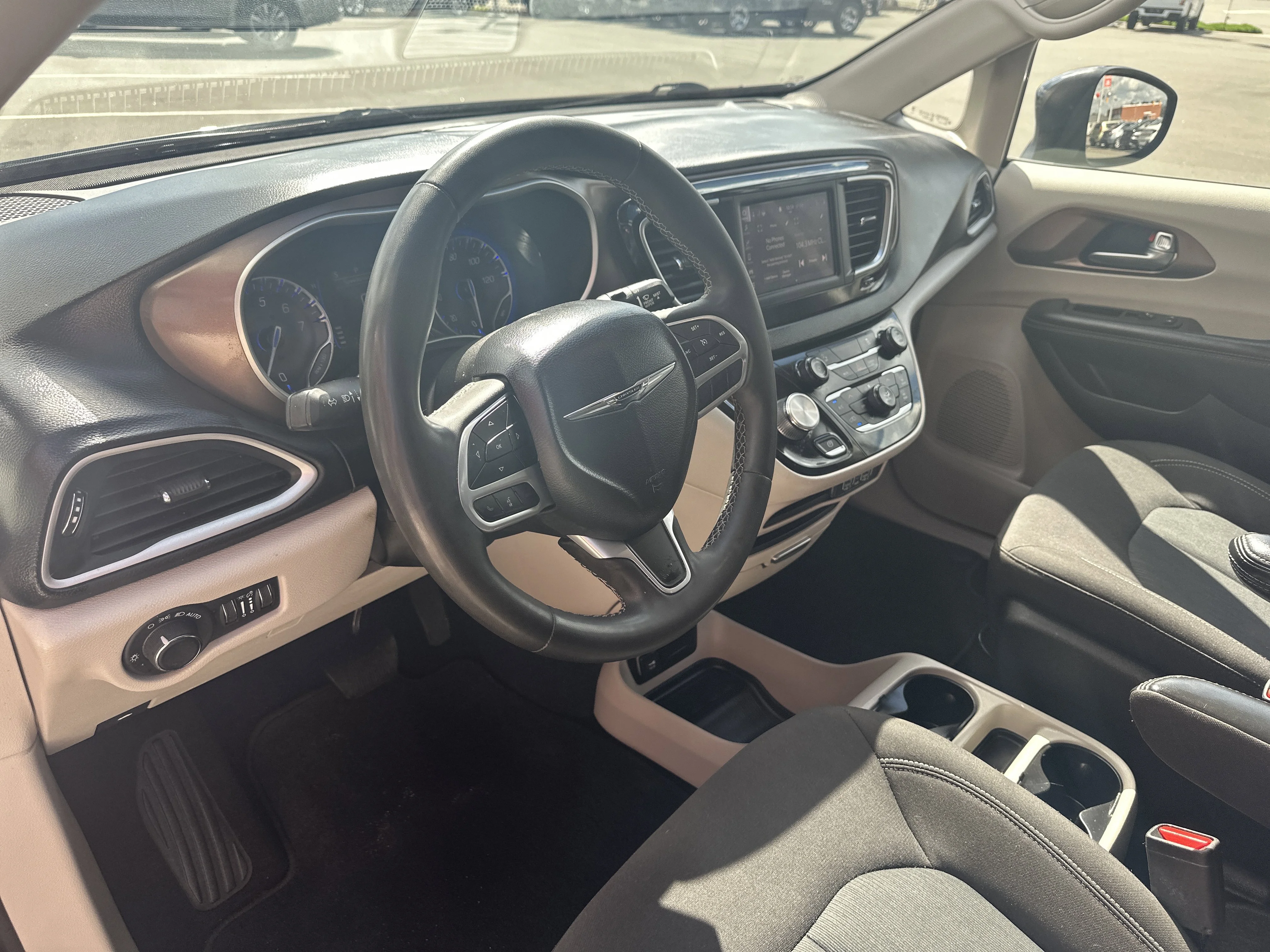 2023 Chrysler Voyager LX - Photo 18