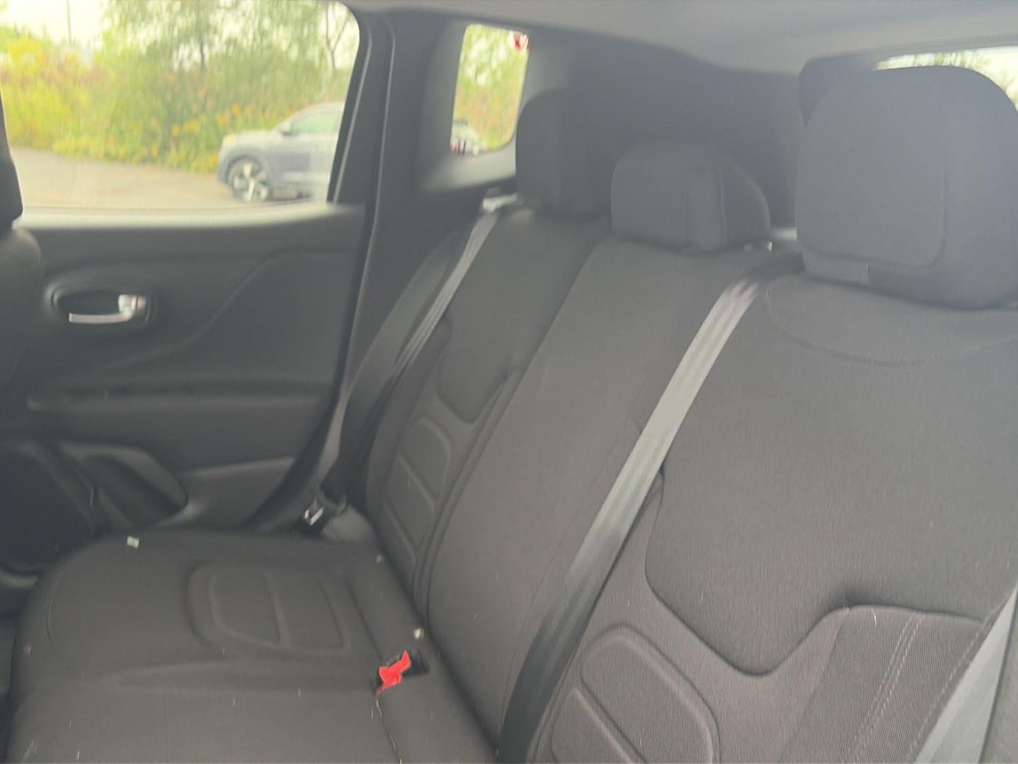 Used 2022 Bikini Metallic Clearcoat Jeep Latitude image 9