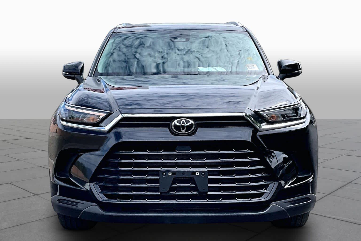 Used 2025 Midnight Black Metallic Toyota XLE image 4