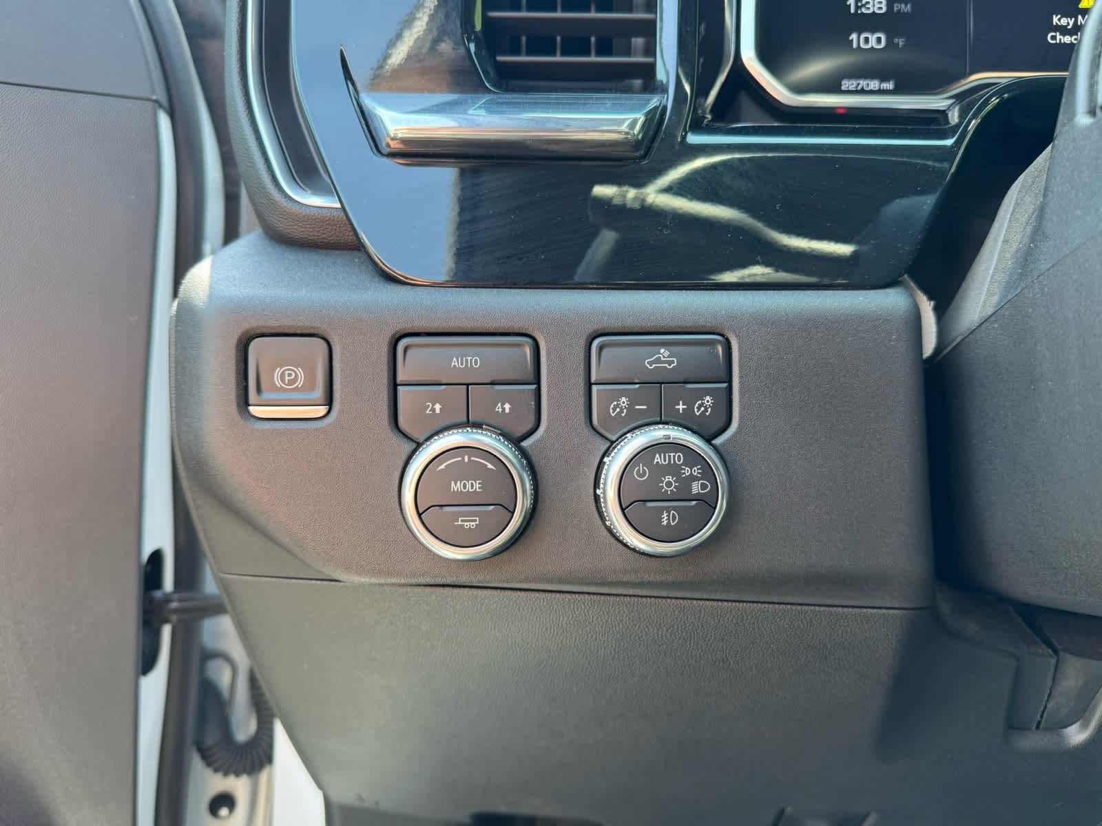 Used 2024 Summit White GMC Elevation image 15