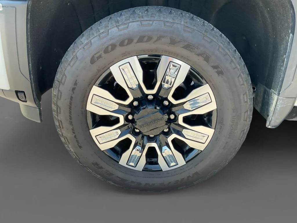 Used 2025 White Frost Tricoat GMC Denali image 10