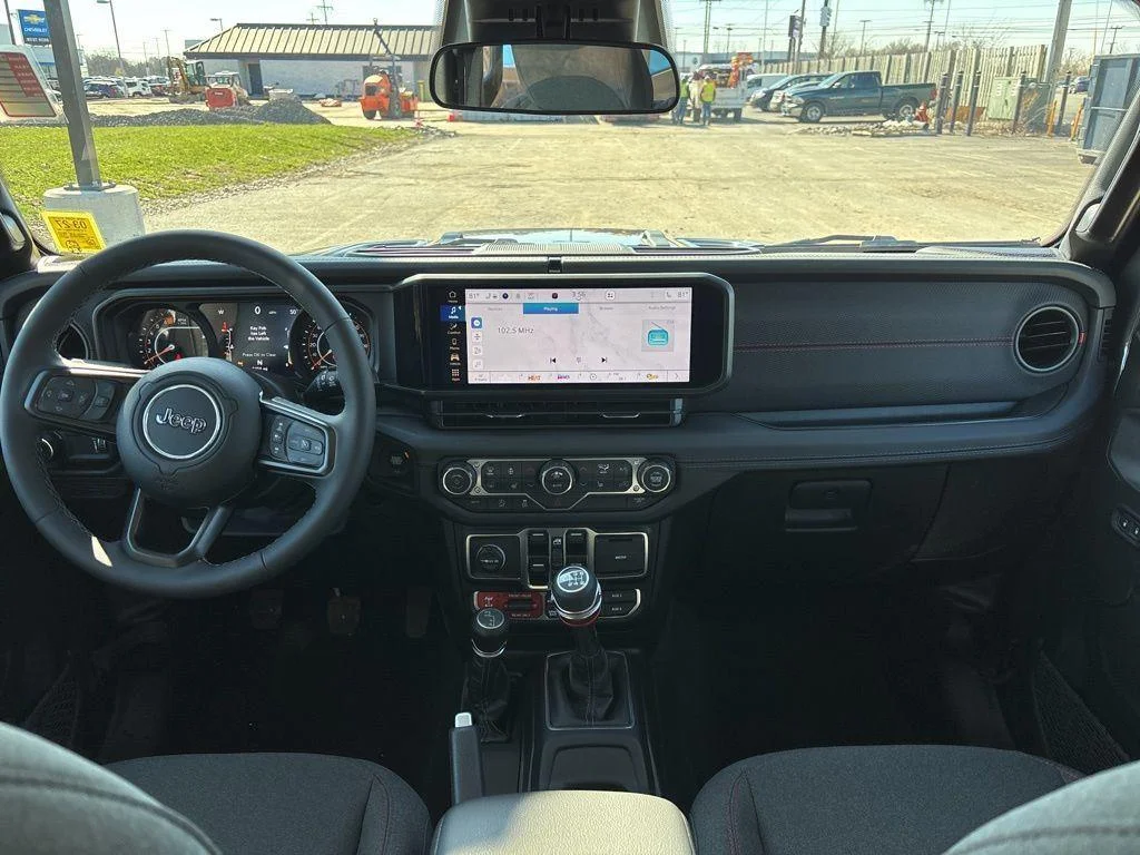 Used 2025  Jeep Rubicon image 13