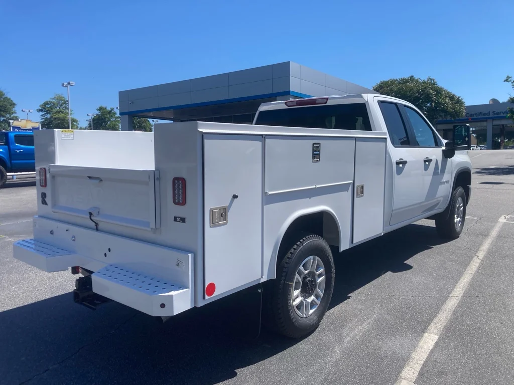 New 2026 Summit White Chevrolet WT image 5