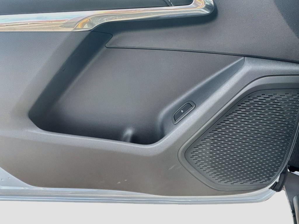 New 2027 Polar White Tricoat Chevrolet LT image 19