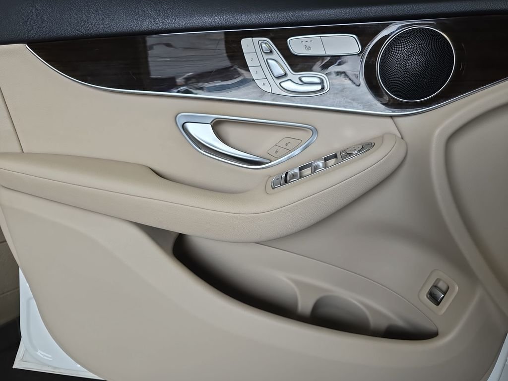 Used 2021  Mercedes-Benz GLC 300 image 27