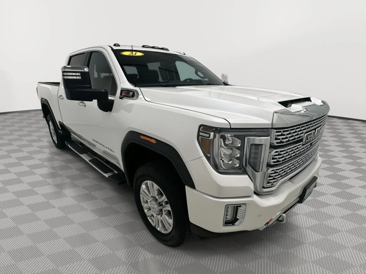Used 2021 White Frost Tricoat GMC Denali image 7