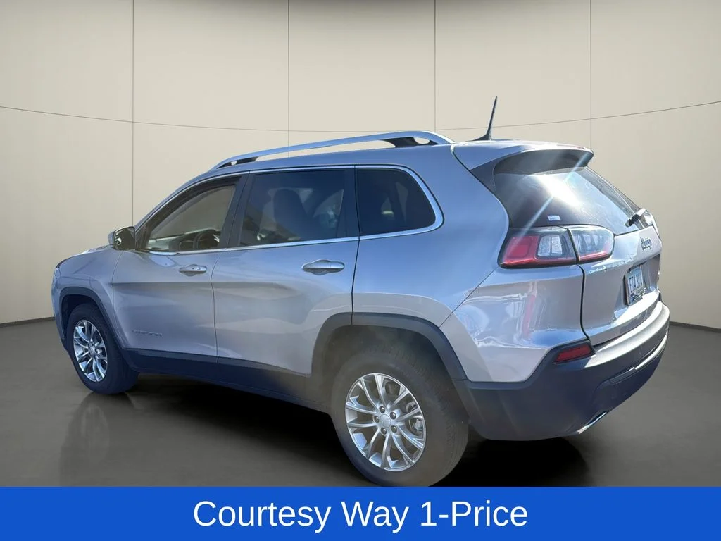Used 2021 Silver Jeep Latitude Lux image 6