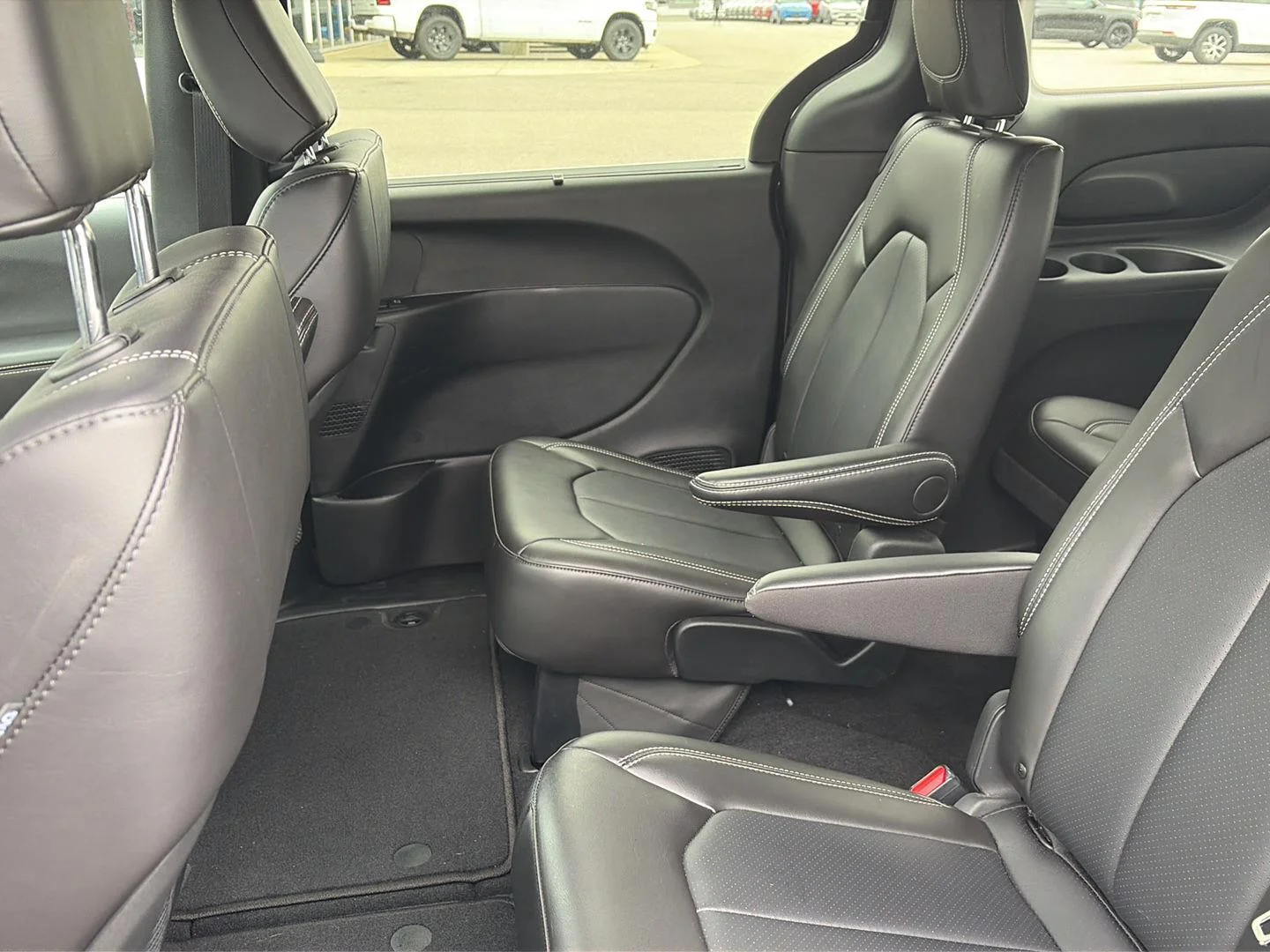 Used 2026 Diamond Black Crystal Pearlcoat Chrysler Select image 6