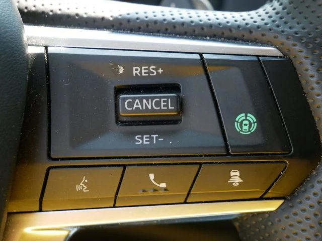 Certified Used 2024 White Diamond Mitsubishi SEL image 18