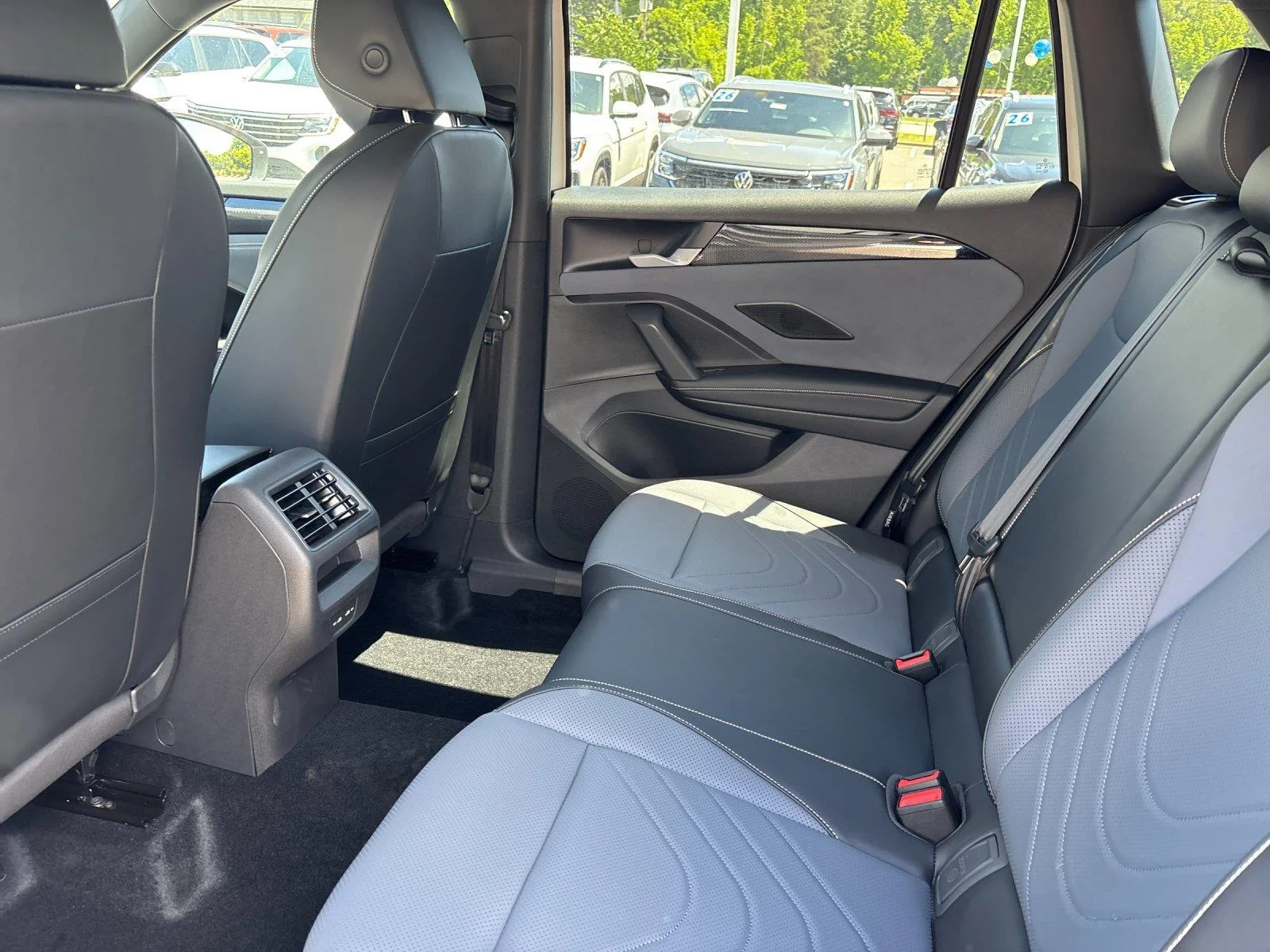 New 2026 sandstone with deep black roof Volkswagen SE R-Line Black image 32