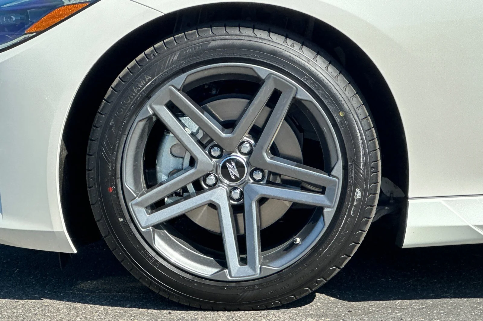 New 2026 Pearl White TriCoat / Super Black Two-tone Nissan Sport image 23