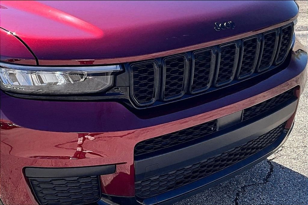 Used 2025 Red Jeep Altitude image 35