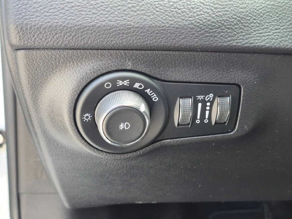 Used 2018 White Jeep Latitude image 14