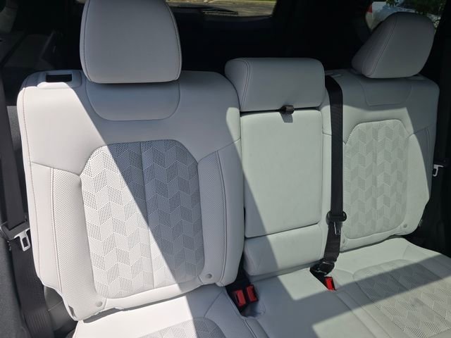 New 2026 Bright White Clear-Coat Exterior Paint Jeep Overland image 35