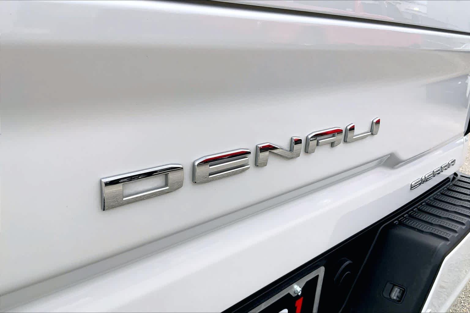 Used 2024 White Frost Tricoat GMC Denali Ultimate image 10