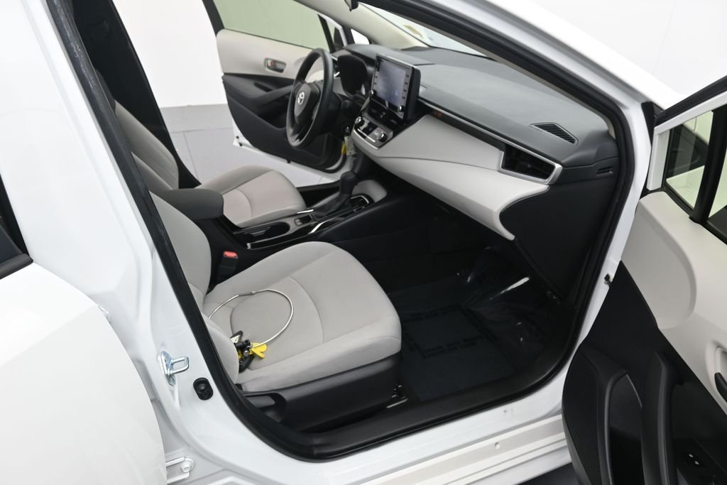Used 2022 White Toyota LE image 18