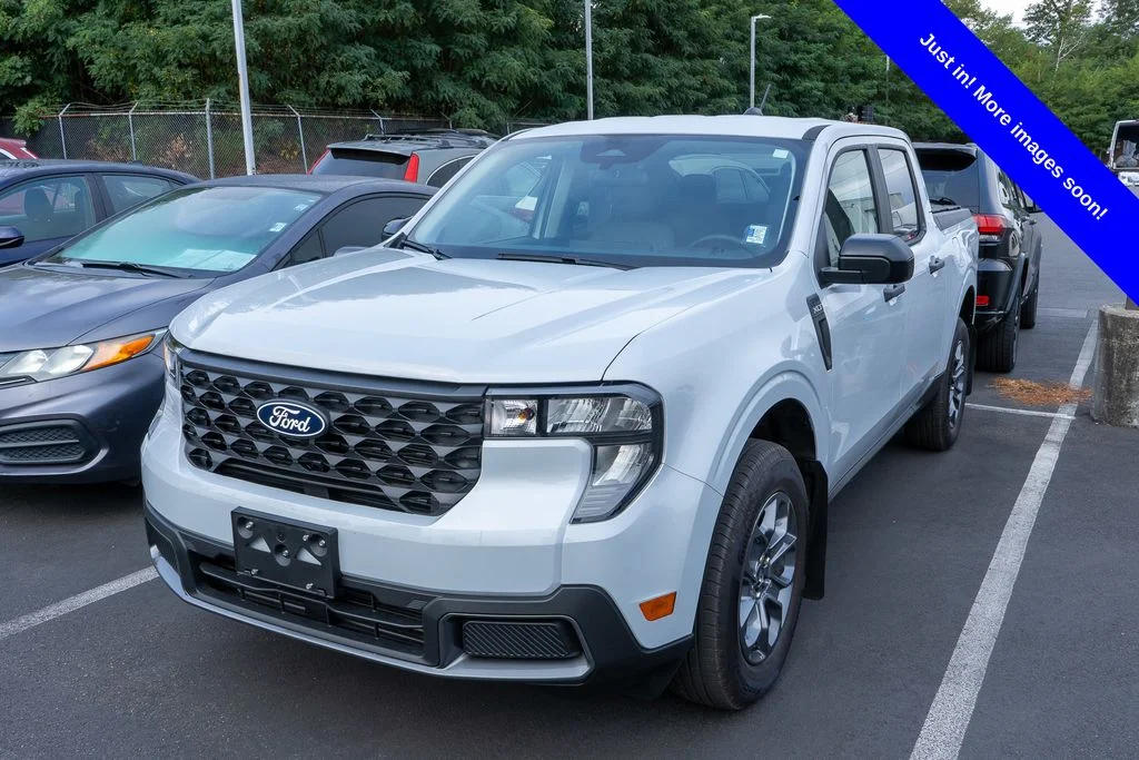 Used 2025 White Metallic Ford XLT image 1