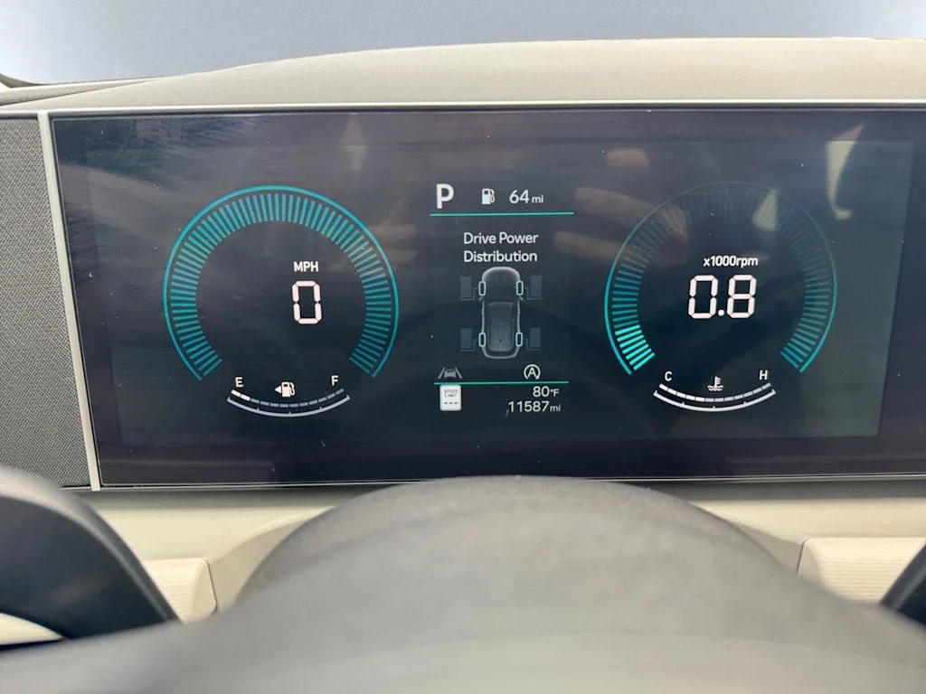 Used 2025 White Hyundai SE image 5
