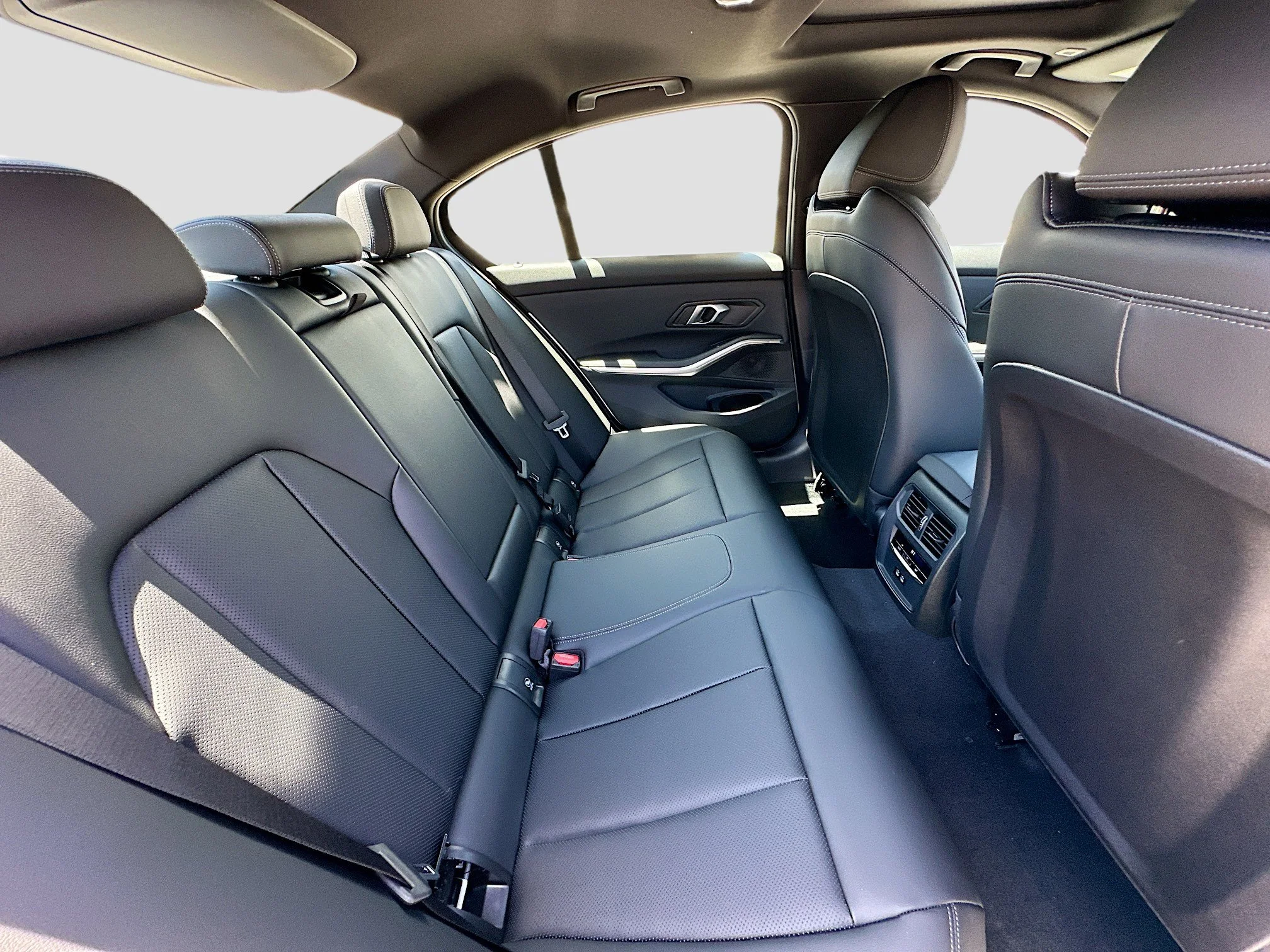 2025 BMW 3 Series 330i - Photo 24