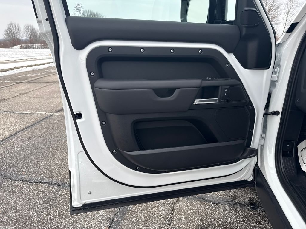 2025 Land Rover Defender X-Dynamic SE - Photo 8