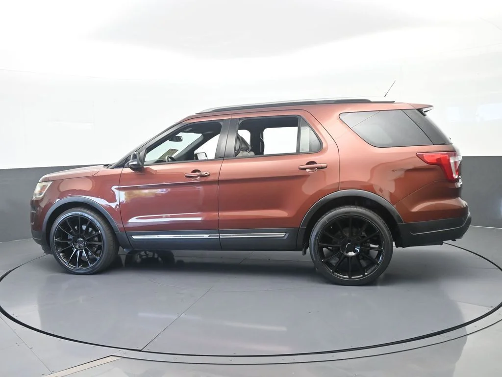 Used 2018 Cinnamon Glaze Metallic Ford XLT image 3