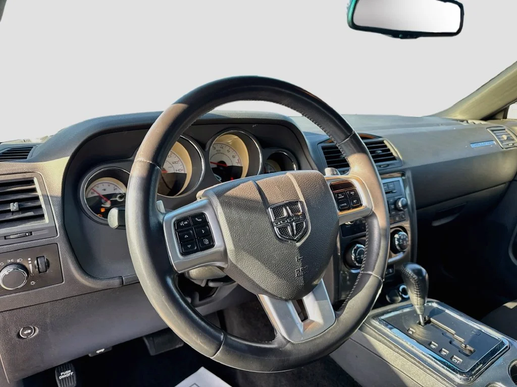Used 2014 Silver Dodge SXT image 9